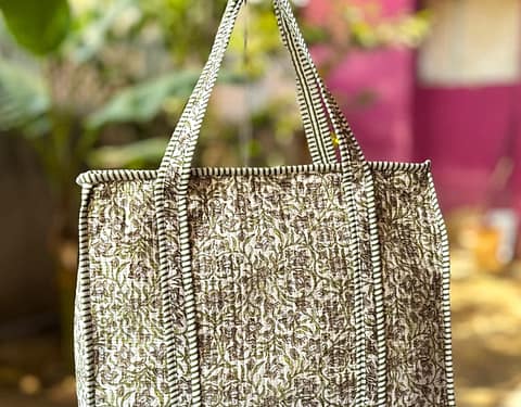 Quilted Tote bag with zip closure