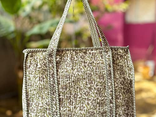 Quilted Tote bag with zip closure